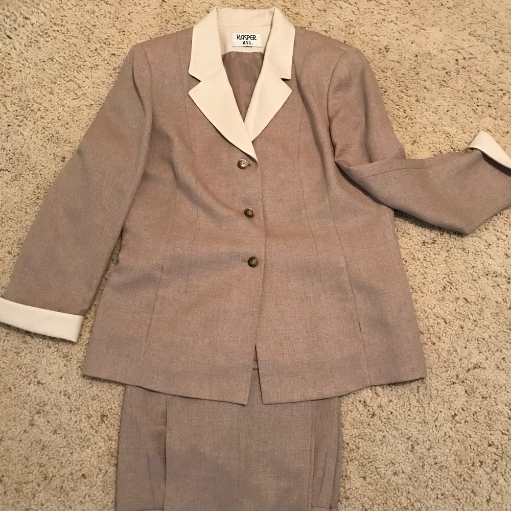 Kasper pant suit